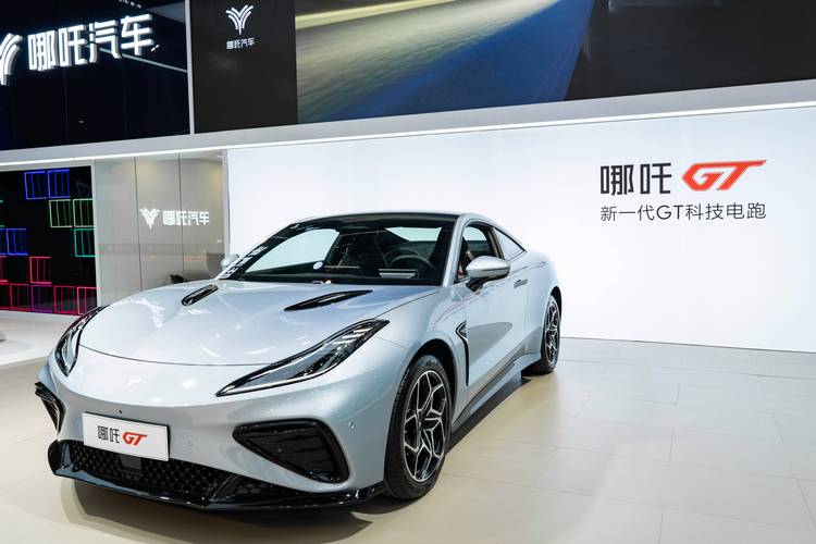 东莞132哪吒汽车在智能汽车领域的表现，领途汽车在新能源汽车市场中的影响力